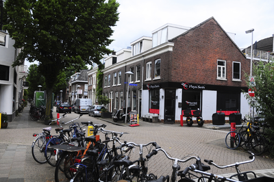 904382 Gezicht in de Poortstraat te Utrecht, vanaf de kruising met de Palmstraat, met de huizen Poortstraat 35 -hoger.